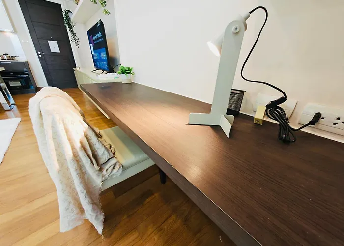 Downtown, Cozy 1br, 48sqm, Middle Of Thonglo, High Floor, Pool, Gym, Fast Wifi *